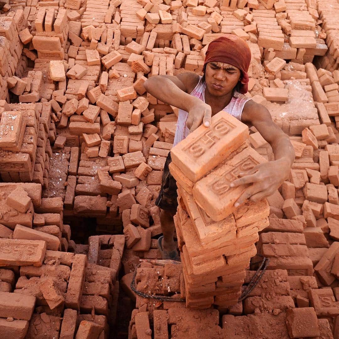 NBC Newsさんのインスタグラム写真 - (NBC NewsInstagram)「A Nepali worker piles bricks at a factory in Chhampi village on the outskirts of Kathmandu. . 📷 Prakash Mathema / @afpphoto」5月2日 2時05分 - nbcnews