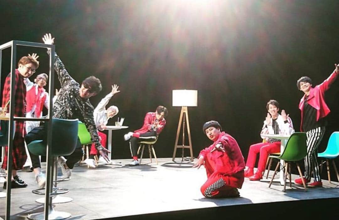火口秀幸のインスタグラム：「#君の唇を離さない #200万回 #突破 #皆様のお蔭 です #吉本坂46　#RED  #やる気のない愛をThankyou」