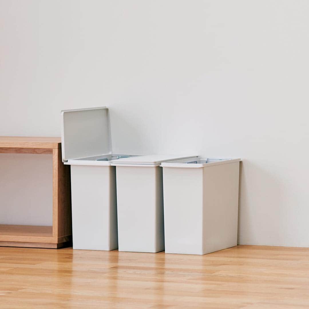 MUJI USAさんのインスタグラム写真 - (MUJI USAInstagram)「Blends seamlessly with any interior.  Choose from two types of lids to create a bin that opens from the side or the front. Place it straight against or perpendicular to the wall to make the most out of your space.  Our PP Bins are available in stores and online. #muji #mujiusa #interior #homedecor #design」5月2日 2時15分 - mujiusa