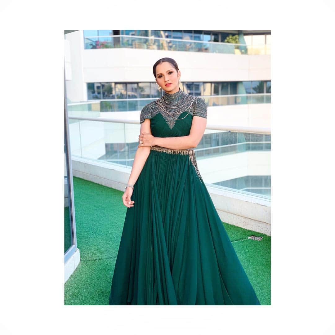 サニア・ミルザさんのインスタグラム写真 - (サニア・ミルザInstagram)「Awards evening in Dubai .. 🌳☘️💚 Styled by- @anammirzaaa assisted by- @tanushabajaj  Make up- @chandini_mohindra  Hair- @gohar__shaikh  Outfit- @shantanunikhil Managed by - @think_ink_communications」5月2日 2時10分 - mirzasaniar