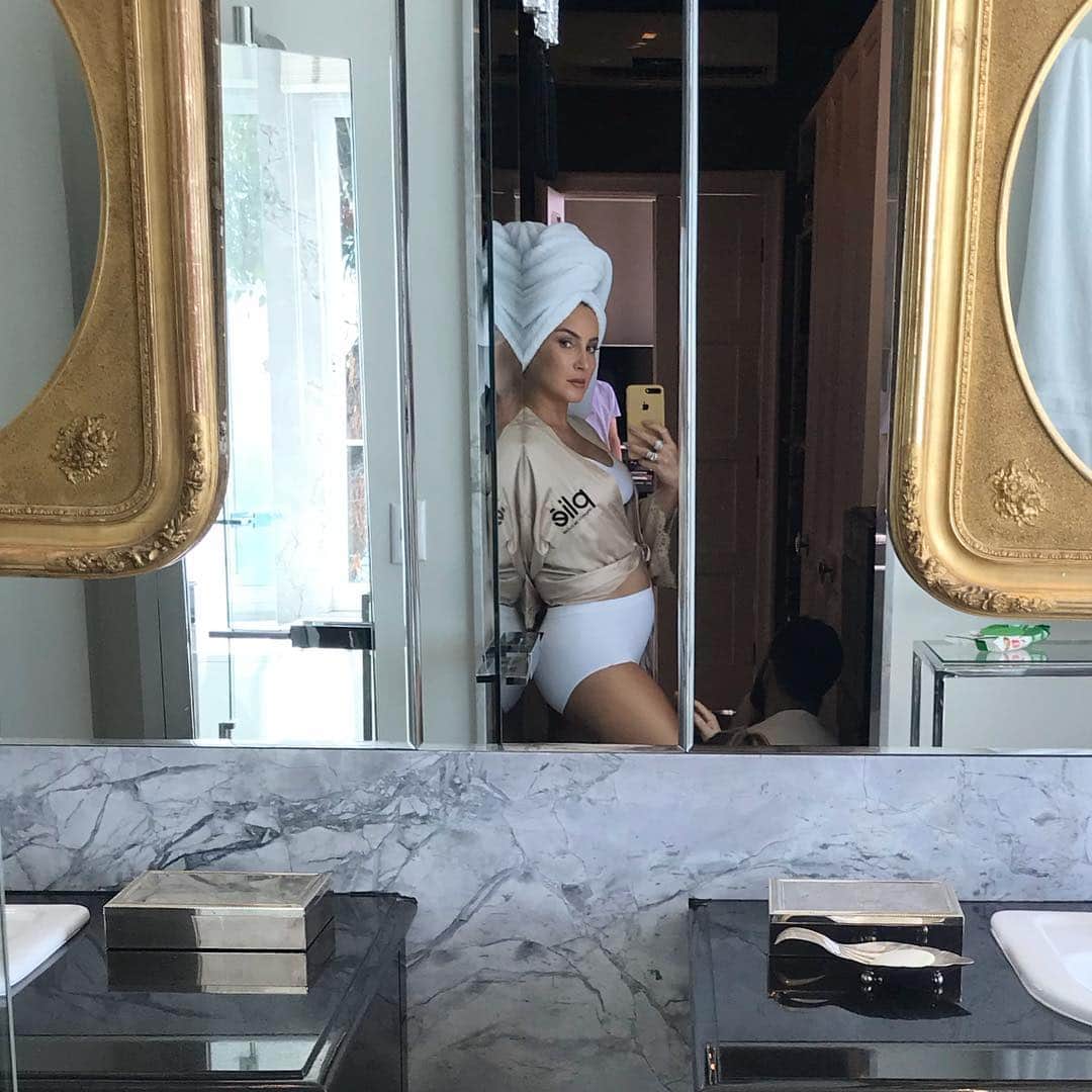 Claudia Leitteのインスタグラム：「Hoje é dia de @plielingerie! Fazer ensaio fotográfico com a linha #Maternity é tipo “dia de noiva” pra mulher grávida! rsrs Tô me sentindo linda e confortável! 🤰🏼🥰😍 Plié, eu te amo!!!! @jdequeker você arrasa! Tô me sentindo! 🙌🏻」