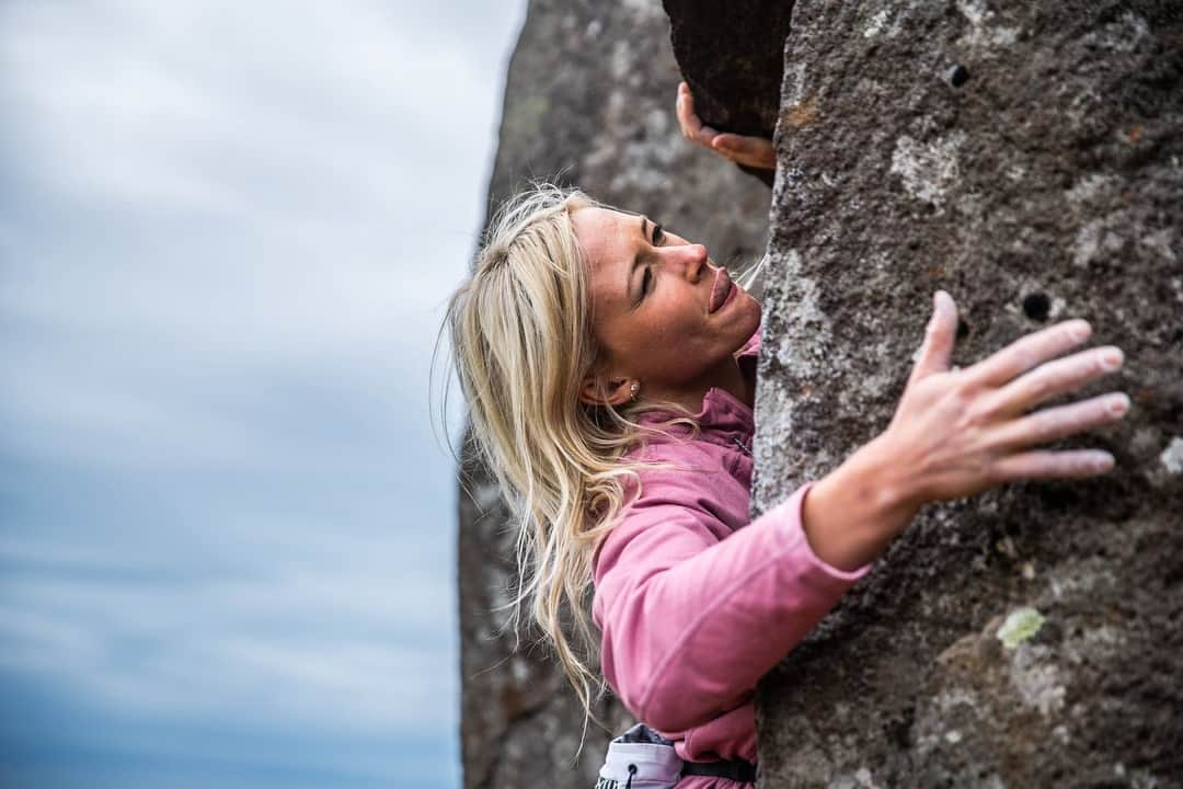 シエラ・ブレア・コイルさんのインスタグラム写真 - (シエラ・ブレア・コイルInstagram)「The cute faces I make when I climb 😍 📷: @garpure  @mammut_swiss1862」5月2日 2時13分 - sierrablaircoyl