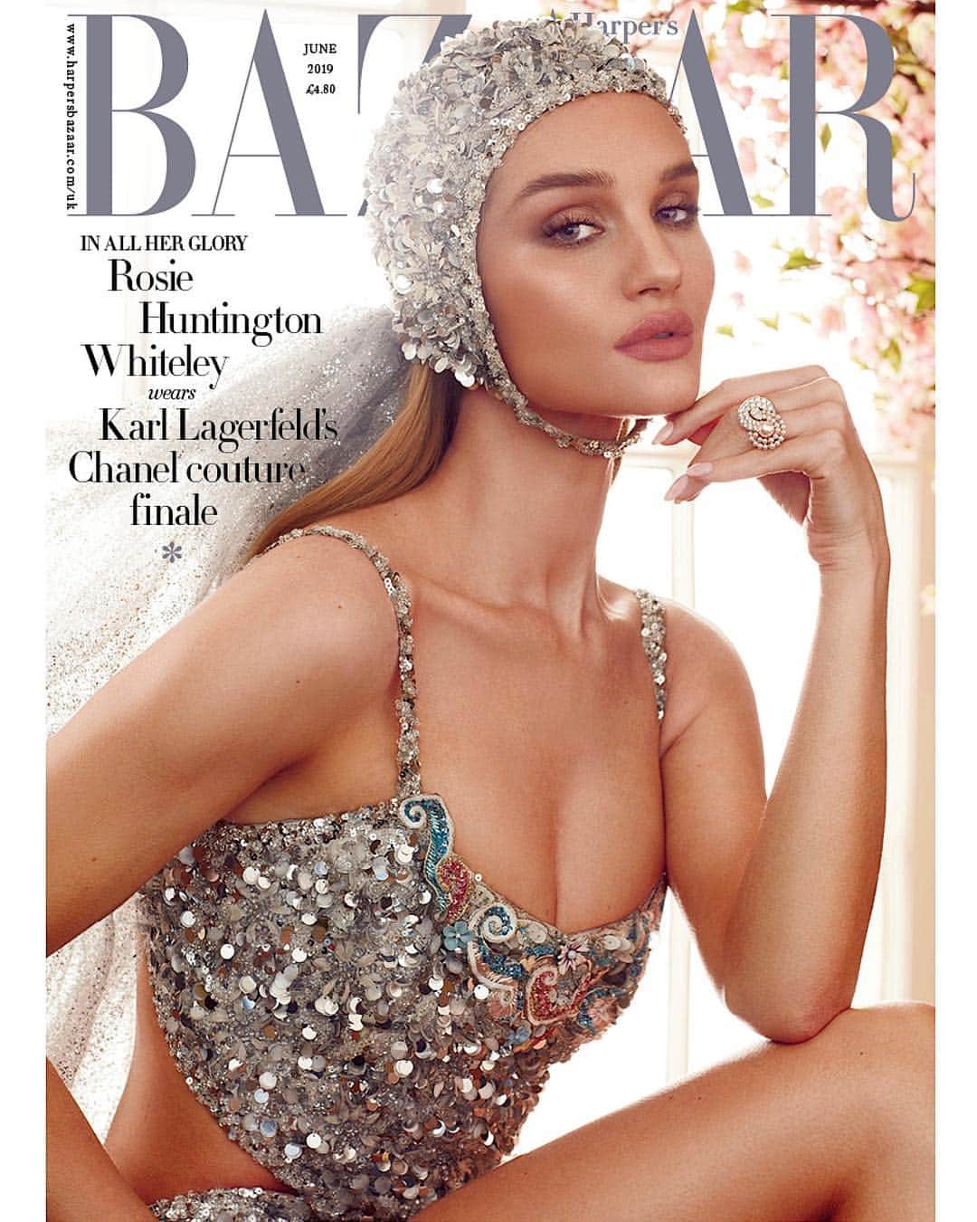 Hung Vanngoさんのインスタグラム写真 - (Hung VanngoInstagram)「@rosiehw for June cover of @bazaaruk 🧡⚡️✨💫. 📷 @alexilubomirski 👗 @mirandaalmond 💅🏻 @lookanamaria 💇 @cwoodhair 💄 @hungvanngo  Produced by @kranky_produktions」5月2日 7時57分 - hungvanngo