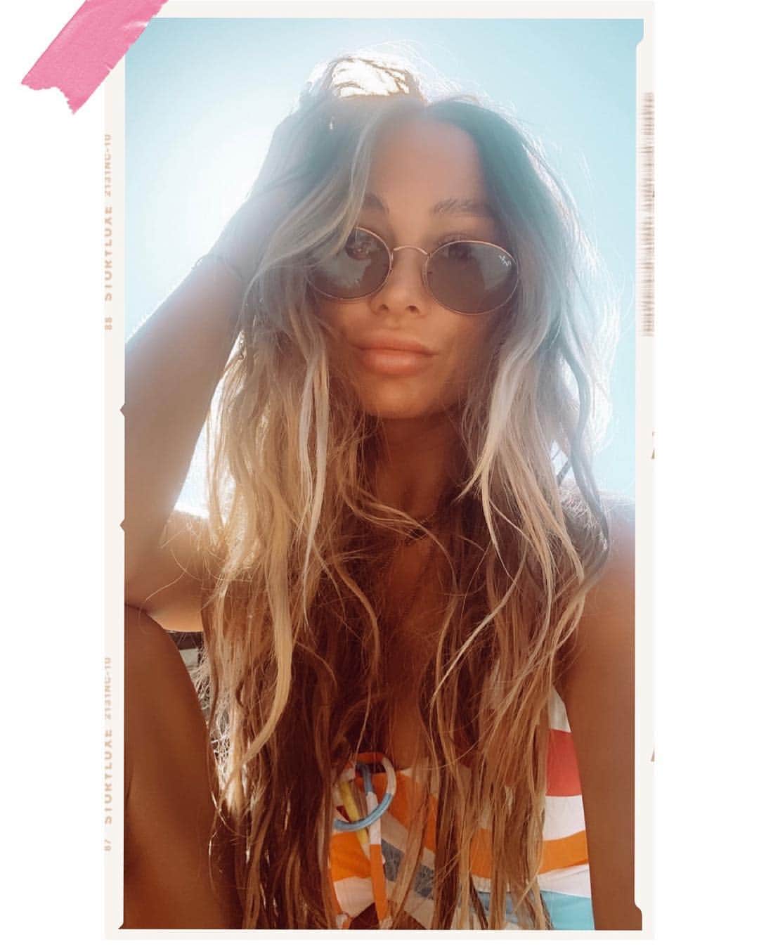 ルー・ティーズデールのインスタグラム：「✖️ TAN & BROWS POOLSIDE BEAUTY BREAKDOWN ✖️ Hair @easilockshair  Holiday facials @flawlesscosmetic  Tan @tanologisttan  Brows @benefitcosmeticsuk  Hair texture spray @theouai  Cozzy @revolve @tularosalabel  Sunglasses @sunglasshut @rayban 🏝」