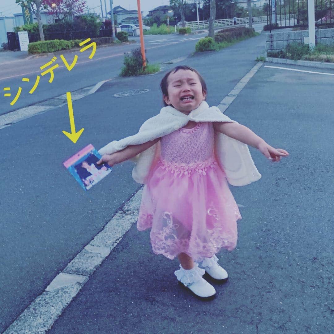 揚田亜紀のインスタグラム：「#経営している牛久にあるヒナ歯科&ケアクリニックへ #スタッフと会食 #おかげさまでスタッフの人数開院当初の3倍、感謝 #たくさんのご信頼ありがとうございます #てか、やっぱりシンデレラと同じ水色のドレスにすればよかった、と娘号泣w #街中で浮いてる娘に目が慣れてきている自分が怖い  #2歳#2歳児#からて#空手キッズ#女の子ママ#育児 #育児日記#港区#港区ママ#インスタ映え#baby#cute#cutebaby#プリンセス#お姫様#シンデレラ#3歳#3歳女の子#女の子ママ#プリンセス#プリンセスドレス」