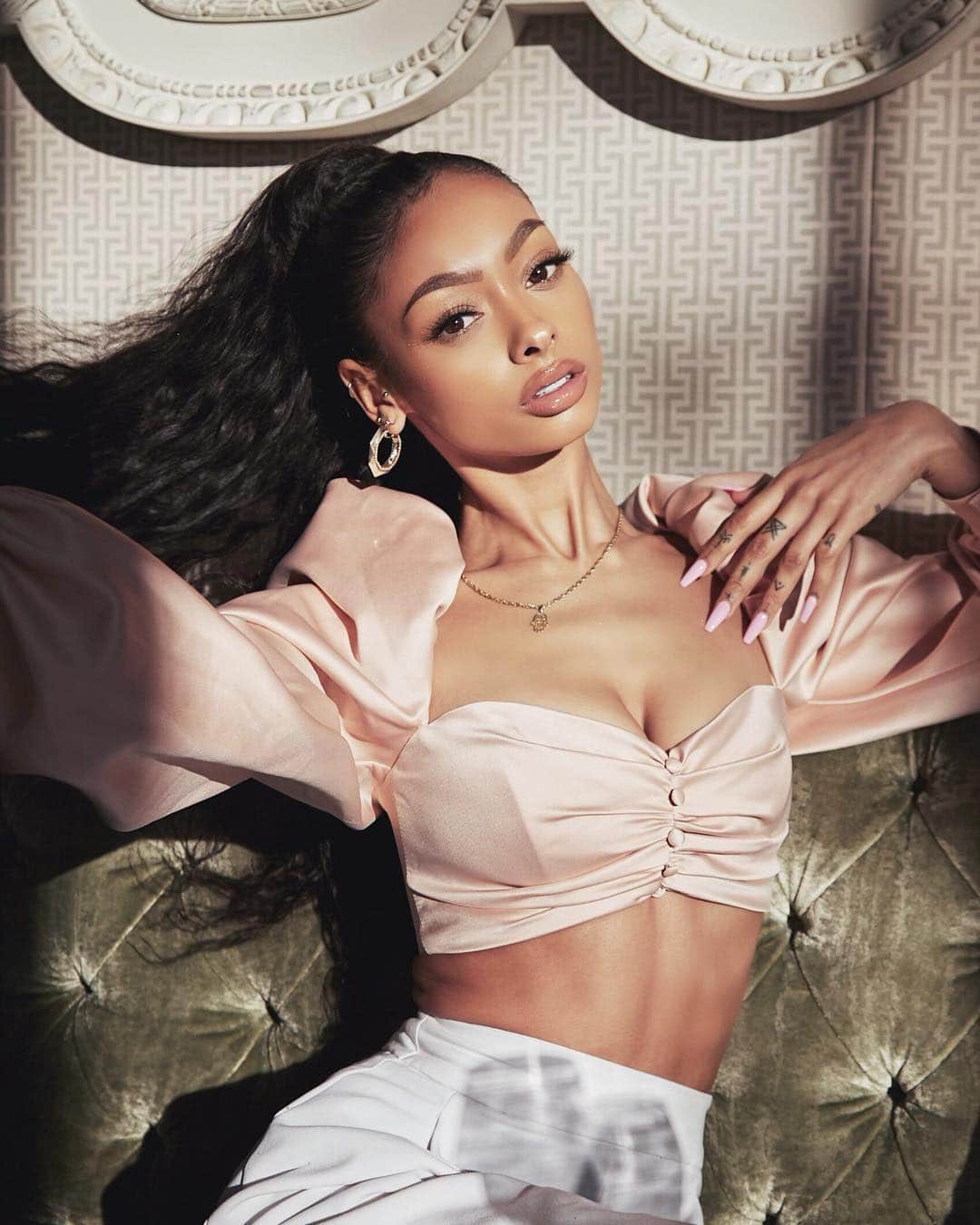 ジェイデ・ピアスのインスタグラム：「A whole vibe! 💁🏽‍♀️ Hair- @marvinzworld_ Top- @houseofcb Trousers- @zara (couple years old)  Photo taken by- @hugoyanguela」