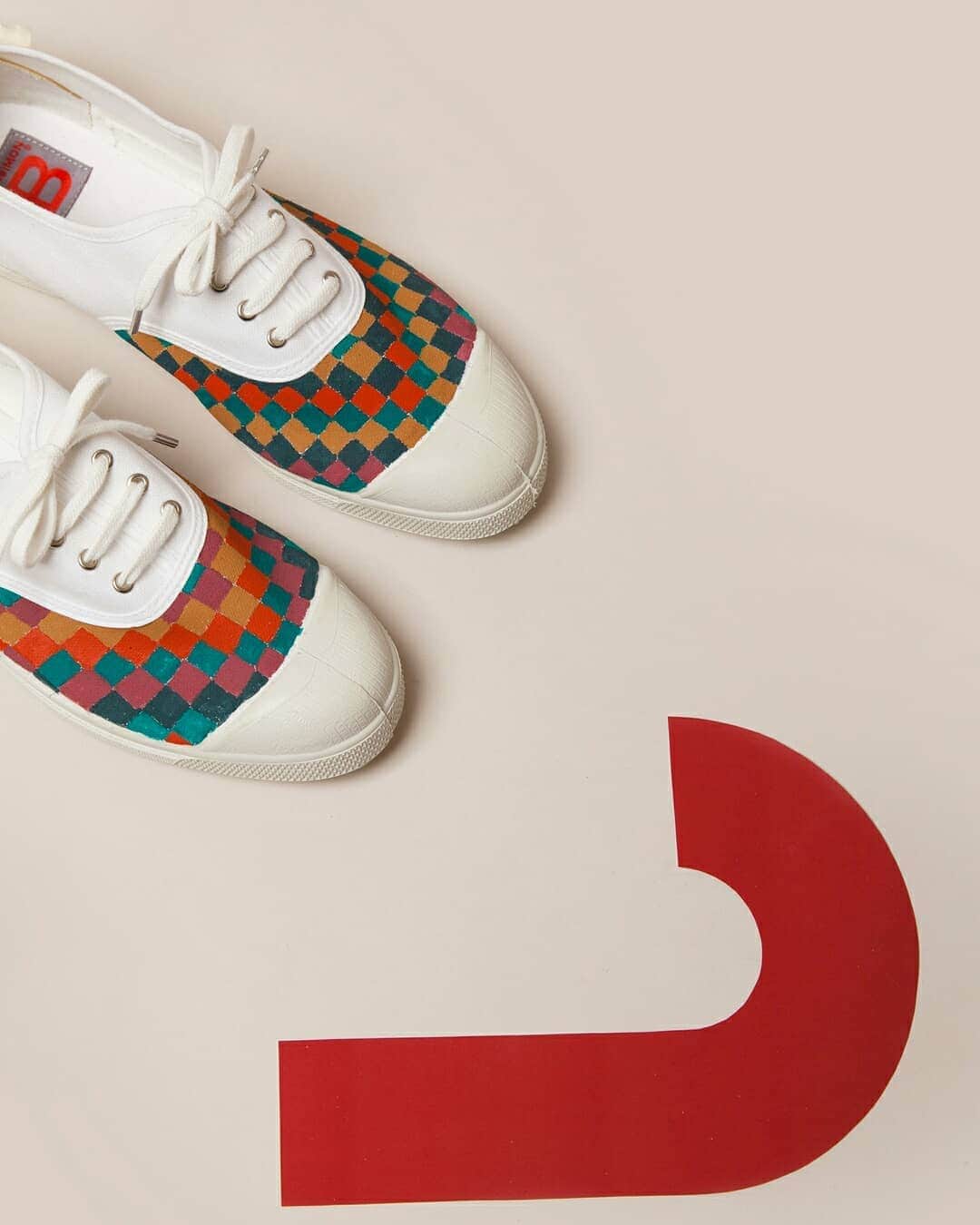ベンシモンのインスタグラム：「- Pour mon père - Bensimon by Cedrik Bensimon "Je suis né avec une paire de tennis Bensimon aux pieds ! A travers cette customisation, j'ai souhaité rendre hommage à mon père, fasciné par les westerns et les indiens d’Amérique." 🇬🇧 "I'm born with a pair of Bensimon tennis shoe at my feet! Through this customisation, I wish pay tribute to my father fascinated by westerns and Native American." #Bensimon40 #bensimonanniversary」