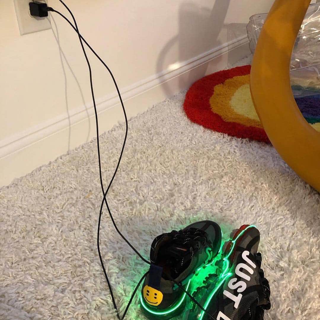 Sneaker Newsさんのインスタグラム写真 - (Sneaker NewsInstagram)「The @cactusplantfleamarket x Nike Vapormax can light up 😳😳. These are one of a few that were made for friends and family. More Air Max collaborations are in the works for May. Tap the link in our bio for a quick overview of what’s dropping. 📸: @avanope」5月2日 2時45分 - sneakernews