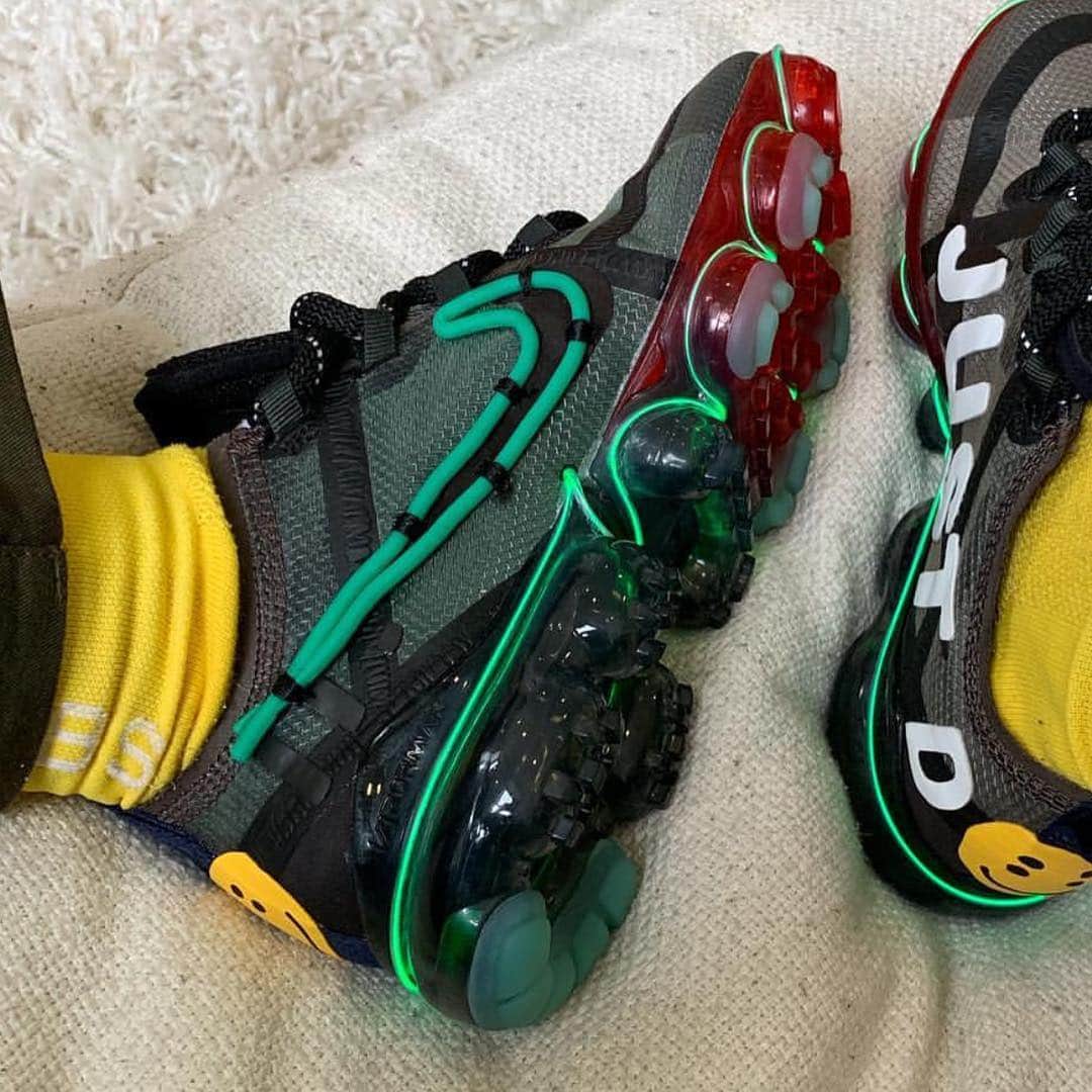 Sneaker Newsさんのインスタグラム写真 - (Sneaker NewsInstagram)「The @cactusplantfleamarket x Nike Vapormax can light up 😳😳. These are one of a few that were made for friends and family. More Air Max collaborations are in the works for May. Tap the link in our bio for a quick overview of what’s dropping. 📸: @avanope」5月2日 2時45分 - sneakernews