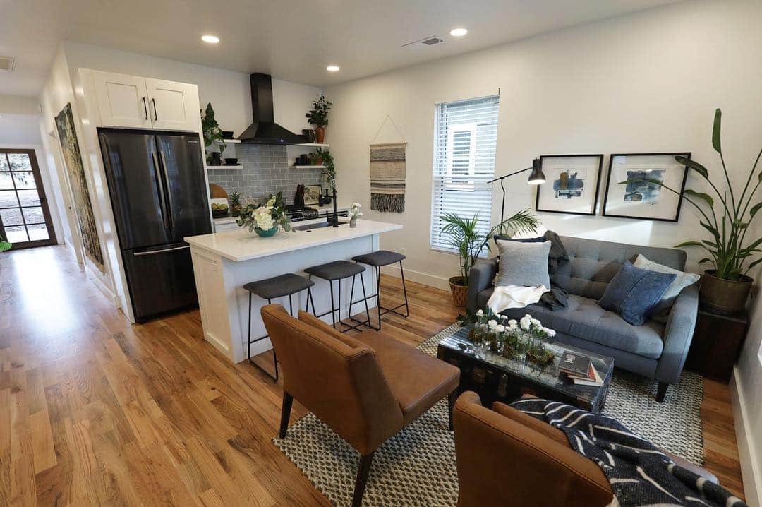 HGTVさんのインスタグラム写真 - (HGTVInstagram)「Everything about this 900-square-foot cottage screams cozy. ☺️💕 Don't miss an all-new #BoiseBoys with @genuineclint and @lukehenrycaldwell at 11|10c! Tap the #linkinbio for a sneak peek at season 2 ⬆️」5月2日 2時48分 - hgtv