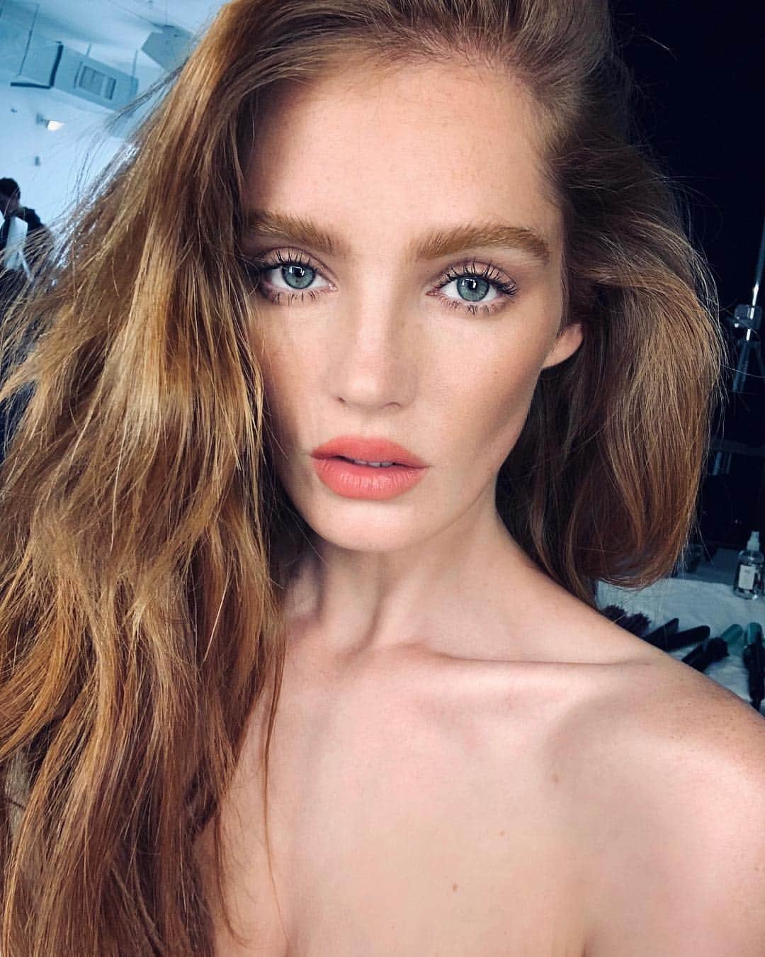 Carolina Gonzalezさんのインスタグラム写真 - (Carolina GonzalezInstagram)「👄ALEXINA👄 #BigRed in the #House @alexinagraham @victoriassecret #Hair @daniellepriano #makeupCarolinaGonzalez #glow #freckles #gorgeous **************BREAKDOWN**************. PREP- @biotherm #aquasourcegel #aguasourceconcentrate  CONCEALER- @cledepeaubeauteus  CONTOUR- @lauramercier #contourtogo  CHEEK- @lauramercier #rosebud  EYES- @tomfordbeauty #privateshadow in #nakedcity #loveshade  MASCARA- @narsissist #climax  BROW- @narsissist #browperfector in #moanda  LIPS- @tomfordbeauty #LipColorMatte #AgeofConsent  BODY- @biotherm #beurrecorporel」5月2日 2時57分 - cgonzalezbeauty