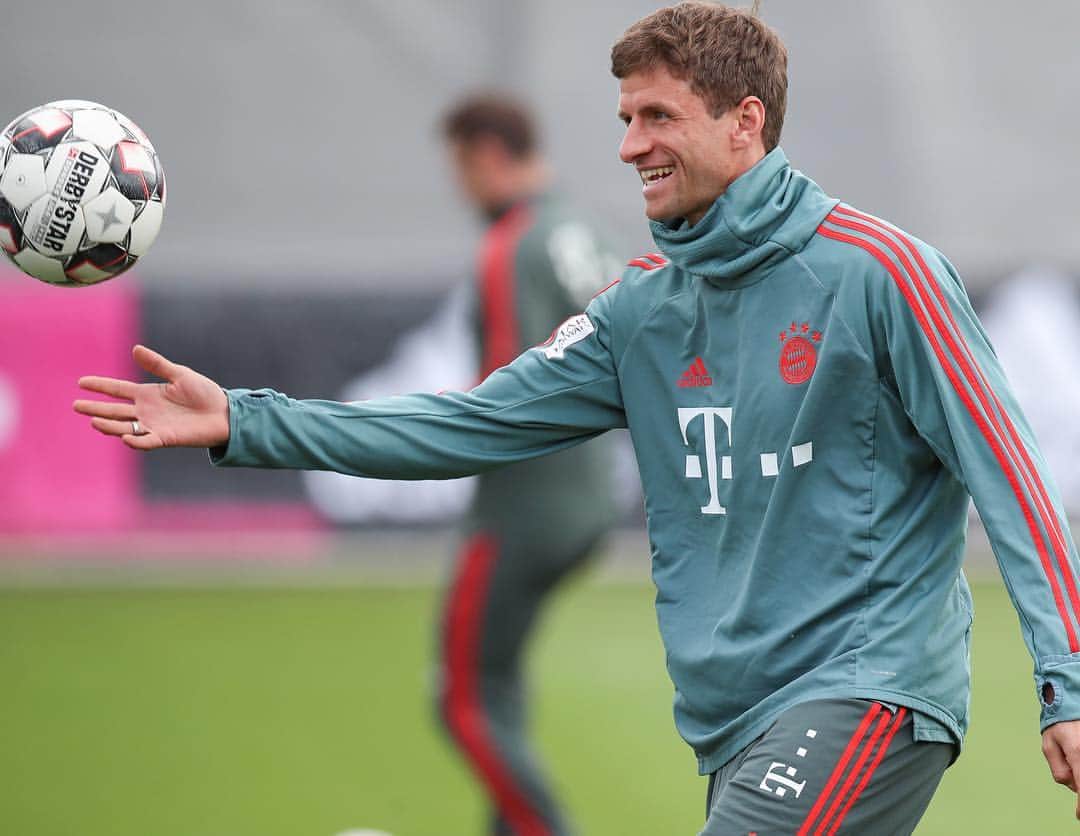 トーマス・ミュラーのインスタグラム：「Hope you had a nice day 🌞🌻 #esmuellert #fcbayern #frühling #thomasmüller」