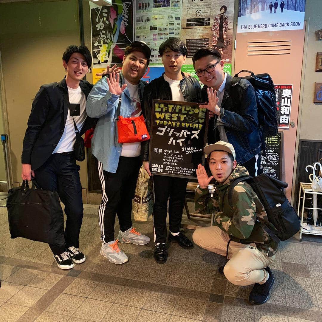 池田真一のインスタグラム：「令和初日のお仕事は漫才劇場でけん玉芸人、たこ焼きブ、テレビの取材、ZAZAHOUSEで漫才、ゴシッパーズハイ、全て楽しかったです！ とくにゴシッパーズハイは色んな意味でヤバかった(＞＜) 皆さん全てあくまでもゴシップですから！ また次までにいっぱい仕入れときます！ 明日もたこ焼きよろしくー！」