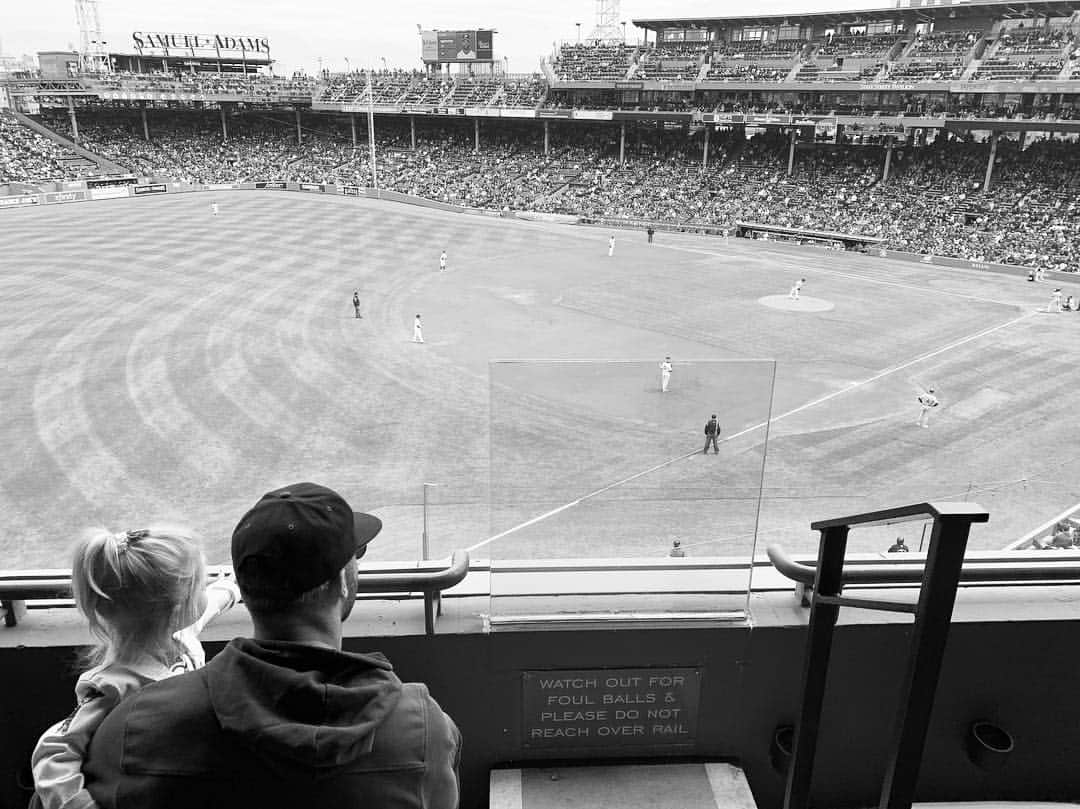 ジュリアン・エデルマンさんのインスタグラム写真 - (ジュリアン・エデルマンInstagram)「Baby’s first ball game. #GoSox 🌭 ⚾️」5月2日 3時10分 - edelman11