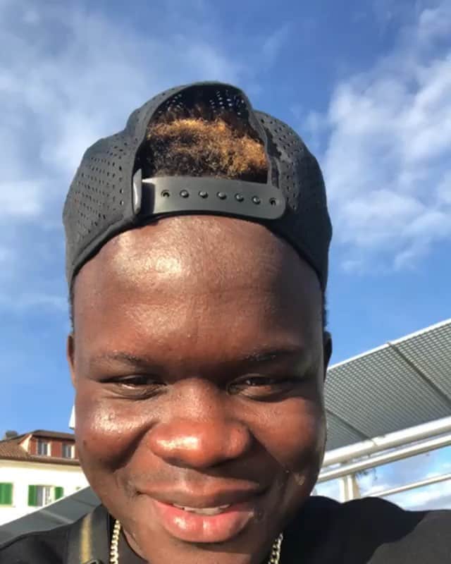 ホセ・レイエスのインスタグラム：「Buenas tardes de parte del lindo 😀 que vainilla」