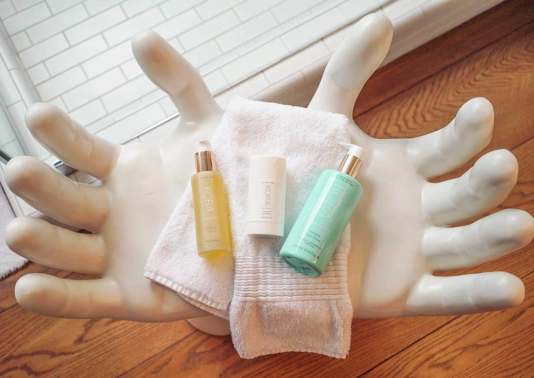 ミランダ・カーさんのインスタグラム写真 - (ミランダ・カーInstagram)「These are my go-to pregnancy essentials that I use daily to help prevent stretch marks🤰🏻First I apply the Body Lotion all over my body, then the Noni Glow Body Oil followed by the Body Balm and really focus on those stretching areas like my belly, breasts, hips and butt.  @koraorganics products are certified organic and free of toxins and unnecessary chemicals. I’ve used this combination throughout my pregnancies and it has saved my skin! I also use it on my kids 👼🏻👼🏻👼🏻 (shop link in bio 😘)」5月2日 3時15分 - mirandakerr