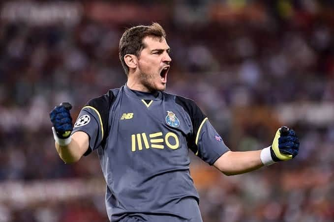 アドリアーノ・コレイアのインスタグラム：「Mucha Fuerza  @ikercasillas!! 🙏💪💪」