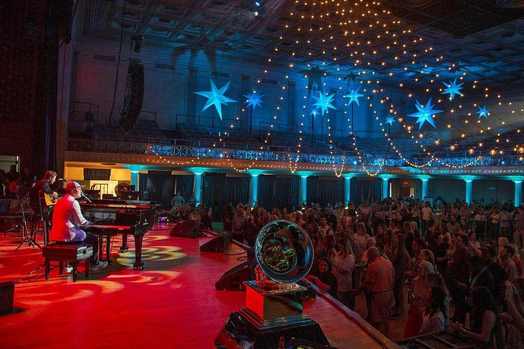 The GRAMMYsさんのインスタグラム写真 - (The GRAMMYsInstagram)「#Nashville continues to be one of the many cities of music and Monday's 20th annual #RAblockpartyNASHVILLE was the epicenter!  @trishayearwood, @gavindegraw, @tpain, @francescamusic, and @nowthatsmajor took the stage, while @jimmieallen hosted the event. In between sets @daveaude provided the music that kept the city singing and dancing all night. 🎶」5月2日 3時23分 - recordingacademy