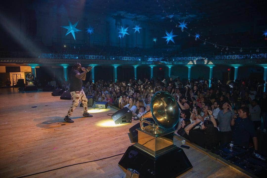 The GRAMMYsさんのインスタグラム写真 - (The GRAMMYsInstagram)「#Nashville continues to be one of the many cities of music and Monday's 20th annual #RAblockpartyNASHVILLE was the epicenter!  @trishayearwood, @gavindegraw, @tpain, @francescamusic, and @nowthatsmajor took the stage, while @jimmieallen hosted the event. In between sets @daveaude provided the music that kept the city singing and dancing all night. 🎶」5月2日 3時23分 - recordingacademy