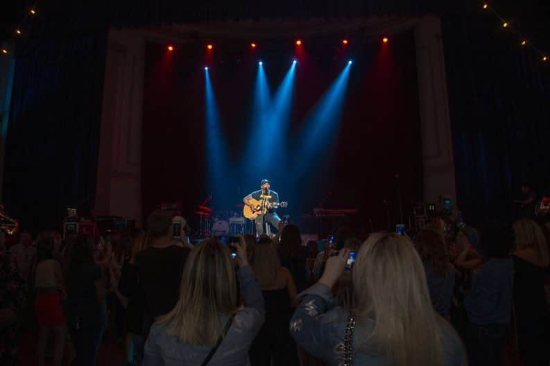 The GRAMMYsさんのインスタグラム写真 - (The GRAMMYsInstagram)「#Nashville continues to be one of the many cities of music and Monday's 20th annual #RAblockpartyNASHVILLE was the epicenter!  @trishayearwood, @gavindegraw, @tpain, @francescamusic, and @nowthatsmajor took the stage, while @jimmieallen hosted the event. In between sets @daveaude provided the music that kept the city singing and dancing all night. 🎶」5月2日 3時23分 - recordingacademy