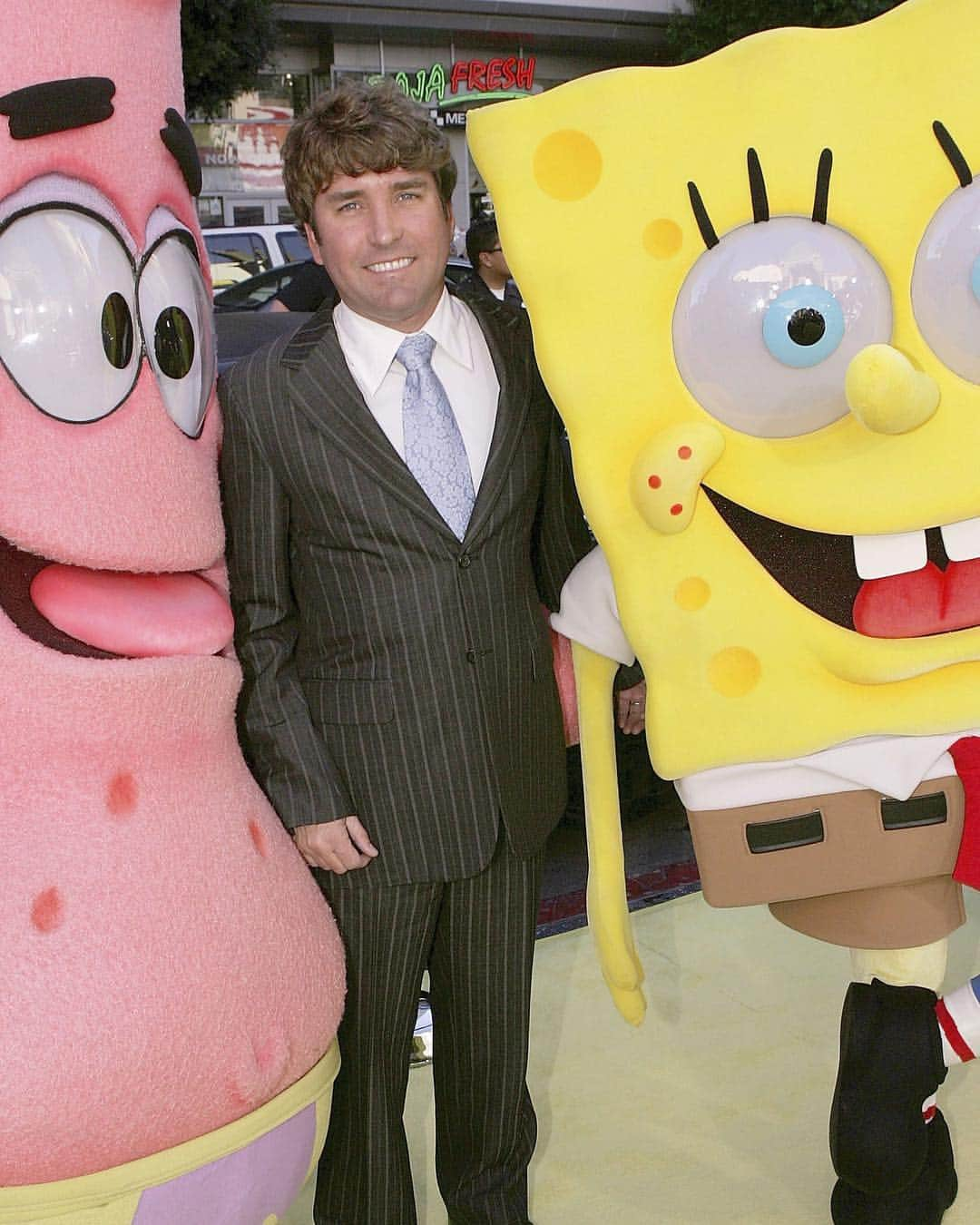 E! Onlineさんのインスタグラム写真 - (E! OnlineInstagram)「We're dedicating this post on the 20th anniversary of #SpongeBobSquarepants to its creator Stephen Hillenburg who passed away from ALS last year. May he rest in peace in a pineapple up in the sky forever. 💛 (📷: Getty Images)」5月2日 3時34分 - enews