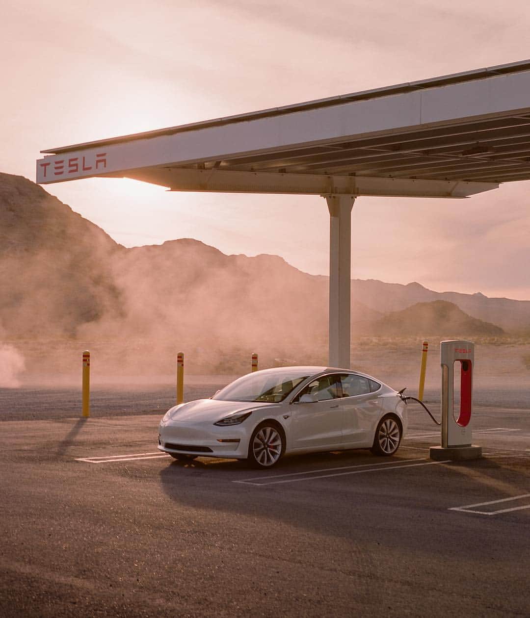 Teslaさんのインスタグラム写真 - (TeslaInstagram)「Desert Supercharger by @dinokuznik」5月2日 3時34分 - teslamotors