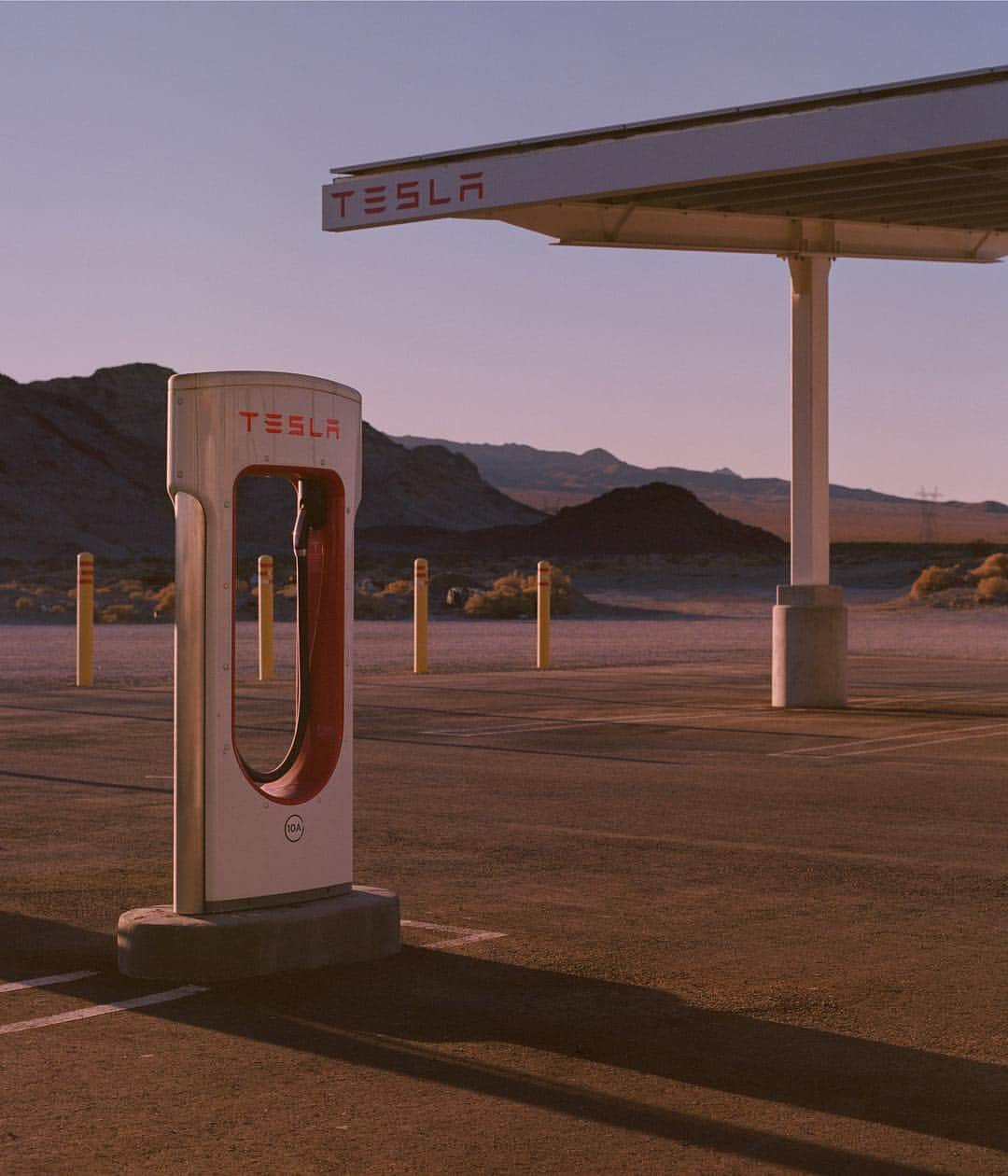 Teslaさんのインスタグラム写真 - (TeslaInstagram)「Desert Supercharger by @dinokuznik」5月2日 3時34分 - teslamotors