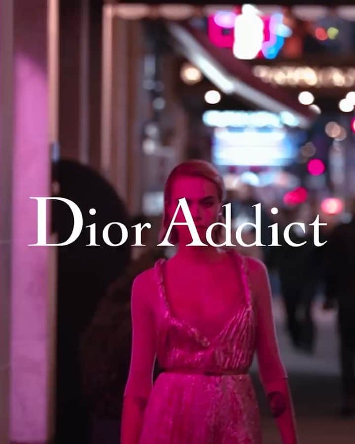 カーラ・デルヴィーニュのインスタグラム：「To me being Dior means to dare, to dream, to think outside the box, and to push the boundaries of self-discovery and self-expression. @diormakeup #DiorAddict #BeDiorBePink #BTS #ad」