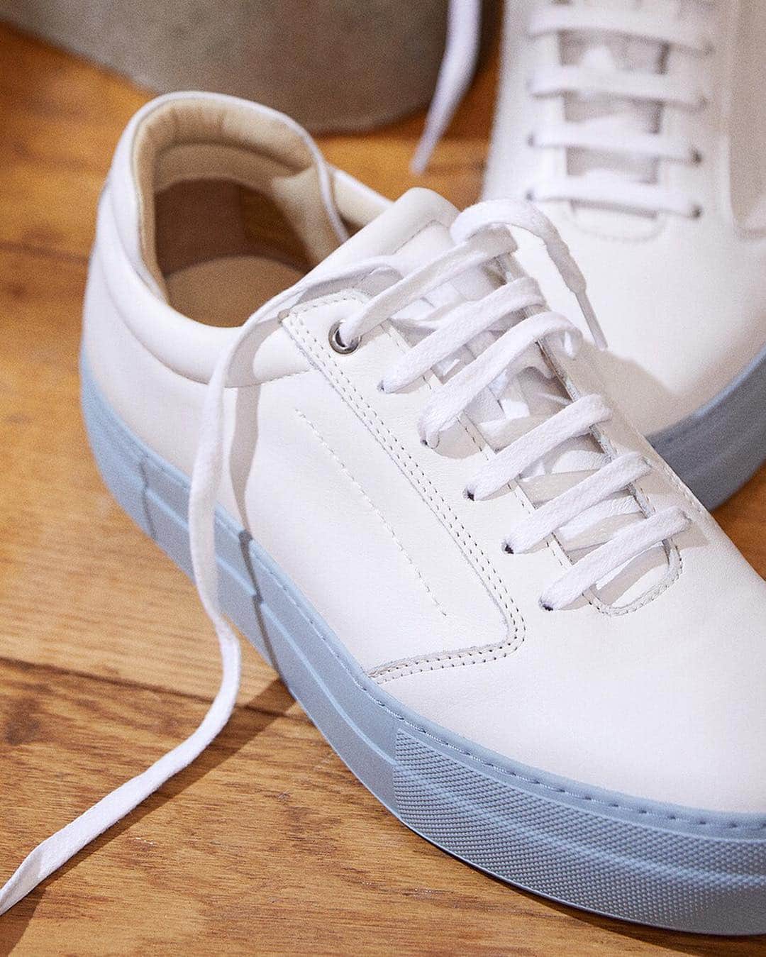 ウォントのインスタグラム：「Step ahead in new warm weather footwear—and a bag to match. Lalibela sneaker & Nano Piper backpack offer sophisticated comfort and convenience for life on-the-go. Shop matching footwear & bags for her, link in bio. — #wantlesessentiels #fashion #sneakers #bag」