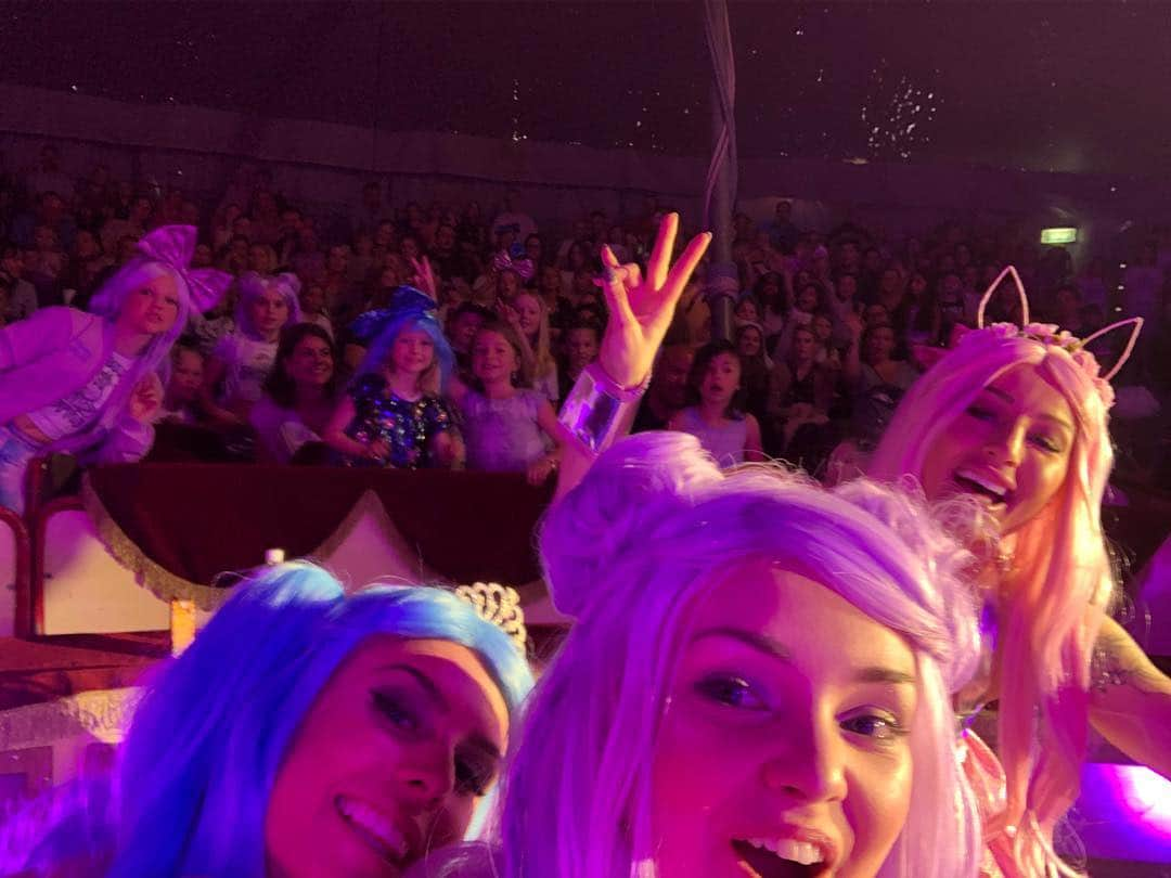 ドリー・スタイルさんのインスタグラム写真 - (ドリー・スタイルInstagram)「TACK KARLSTAD😘💖💙💜🙌🏼 #dollystyle #cirkustour #dollystylecircustour」5月2日 3時36分 - dollystyle