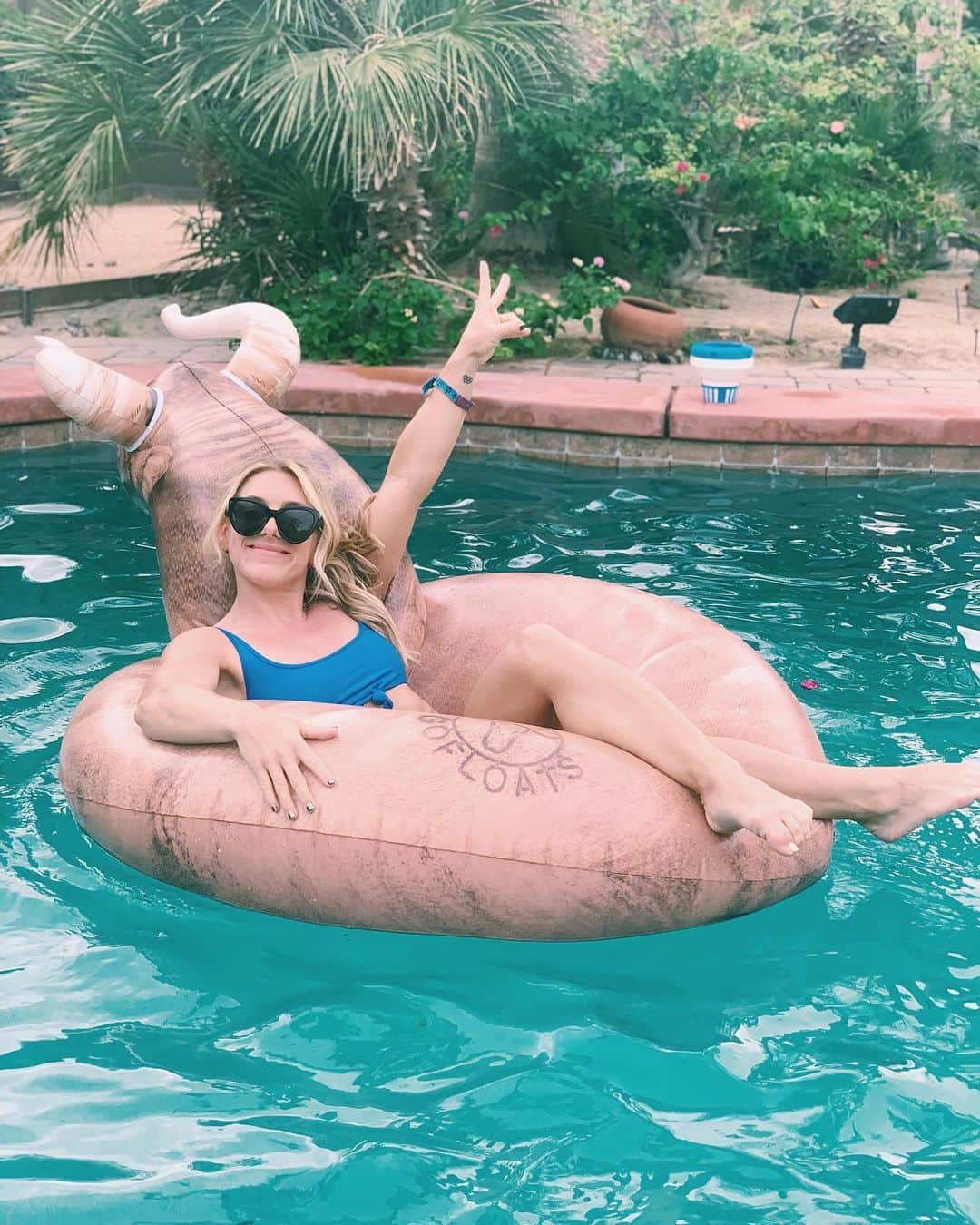 サマンサ・ペスゼックさんのインスタグラム写真 - (サマンサ・ペスゼックInstagram)「And the “live my best life” campaign continues...」5月2日 3時38分 - samanthapeszek