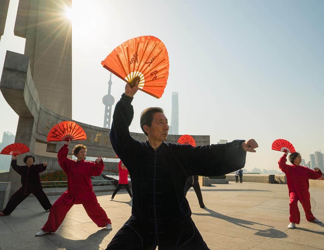 Michael Yamashitaさんのインスタグラム写真 - (Michael YamashitaInstagram)「Fan dance in Shanghai: As the warmer weather arrives with spring, fan dancers start to perform on the Bund. Part of Chinese heritage for over two thousand years, it is an ancient form of folk dance that serves various purposes. The fan dance is used to pass down stories and traditions of Chinese culture, it is a form of entertainment, and also serves as a form of exercise. Here, a group of elderly fan dancers practice their routine in the morning. #chinesefandance #fandance #traditionaldance」5月2日 3時39分 - yamashitaphoto