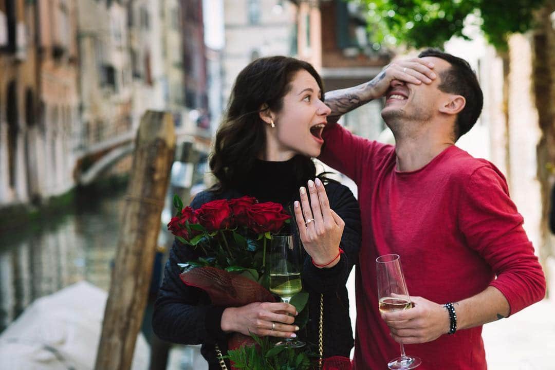 オレクシイ・ビチェンコのインスタグラム：「#she#said#yes#💍#italy#venice#proposal#happy#love#❤️#bychenkofamily」