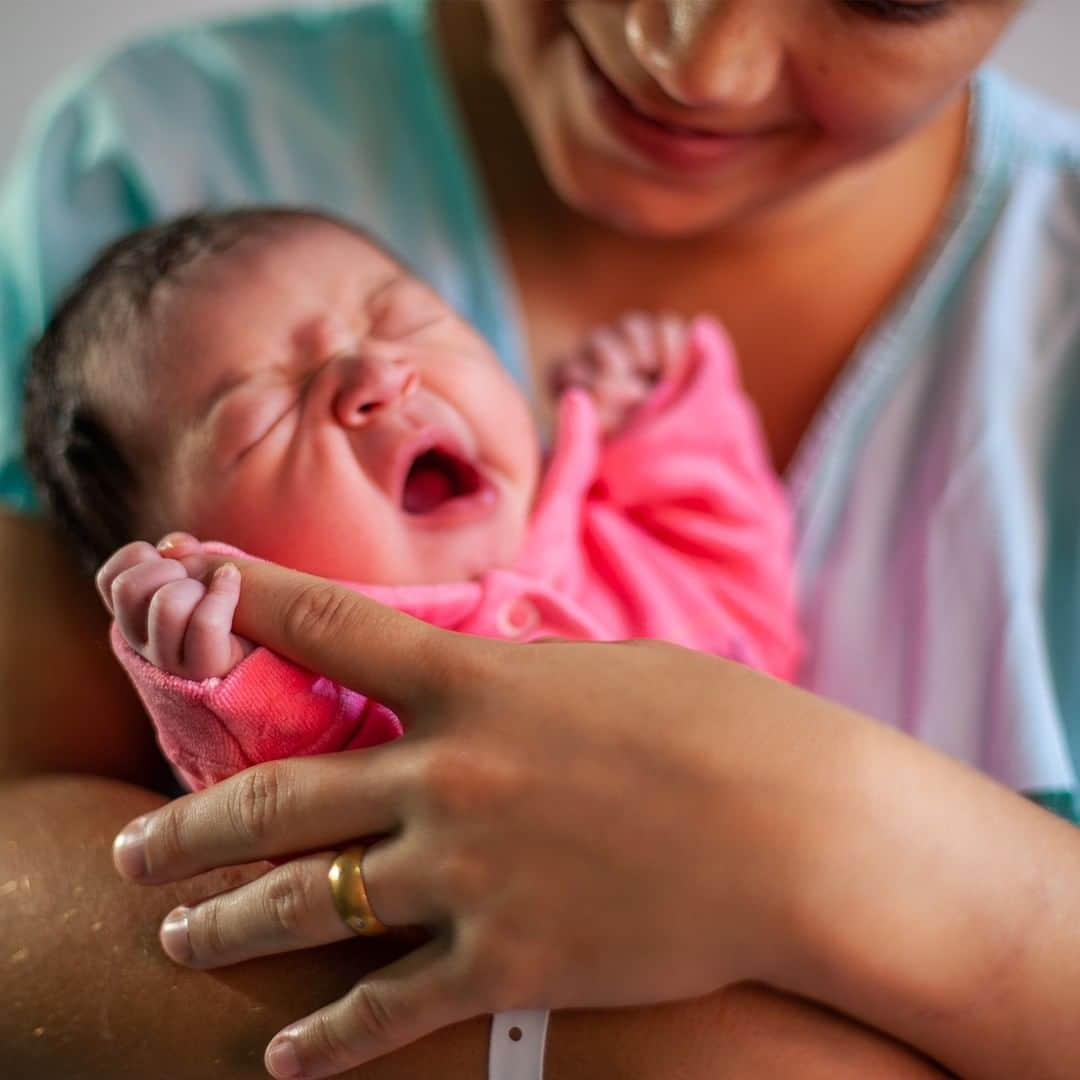unicefさんのインスタグラム写真 - (unicefInstagram)「It’s universal. From the largest city to the smallest village, every child on the planet is born with the inherent right to life. Helping children like Julia, a newborn in Brazil, to survive and grow up healthy with good medical care is more than an act of kindness - it is a binding promise by all nations under the UN Convention on the Rights of the Child.  #ForEveryChild, the right to survive.」5月2日 3時45分 - unicef