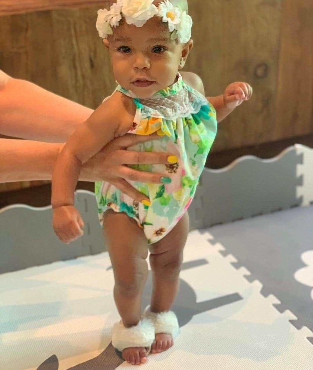 タイリース・ギブソンさんのインスタグラム写真 - (タイリース・ギブソンInstagram)「7 months ago today an angel landed on earth!!!!!!!!!!! Soraya Daddy loves you you have already changed our life from just being here...... The love and escapism has changed me and your mother and gave us a greater sense of purpose forever....... ( I can’t take these slippers and these little toes )」5月2日 3時46分 - tyrese