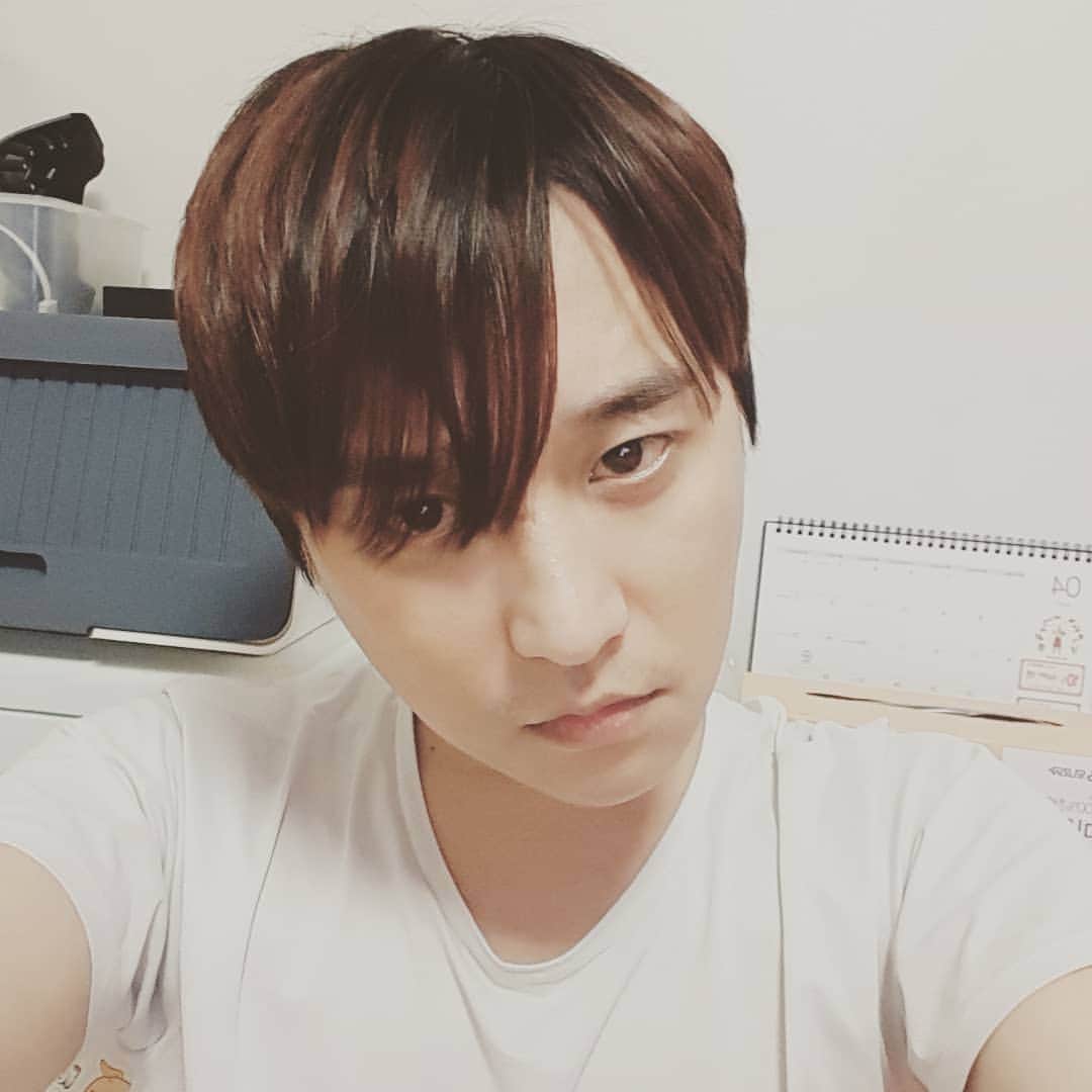 ホ・ジョンミンのインスタグラム：「쉬는 동안 앞머리를 길러 보았다 세기말 아이돌이 된듯한 기분이 든다...내 모습..그윽하다 소녀들이 뒤에서 소리 질러 줄것 같다....거울속에 빠져든다...아름답다...」