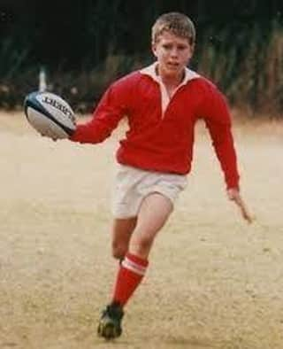 デビッド・ポーコックさんのインスタグラム写真 - (デビッド・ポーコックInstagram)「As a kid I loved watching Bob Skinstad play for Western Province and the Springboks. His skill set was amazing and he seemed to really enjoy his rugby. ⁣ ⁣ If we were ever playing rugby in the backyard with friends I would always insist that “I’m Bob Skinstad.” ⁣ ⁣ He carried the ball in one hand quite a bit so I decided that’s what I would do. It drove my coaches nuts and I don’t think lasted that long. ⁣ ⁣ This is playing for the Midlands U12 provincial side in Zimbabwe. Hi to all the kids from Midlands!⁣ ⁣ ⁣ #throwbackthursday #rugby #zimbabwe #australia #midlands⁣」5月2日 4時01分 - davidpocock