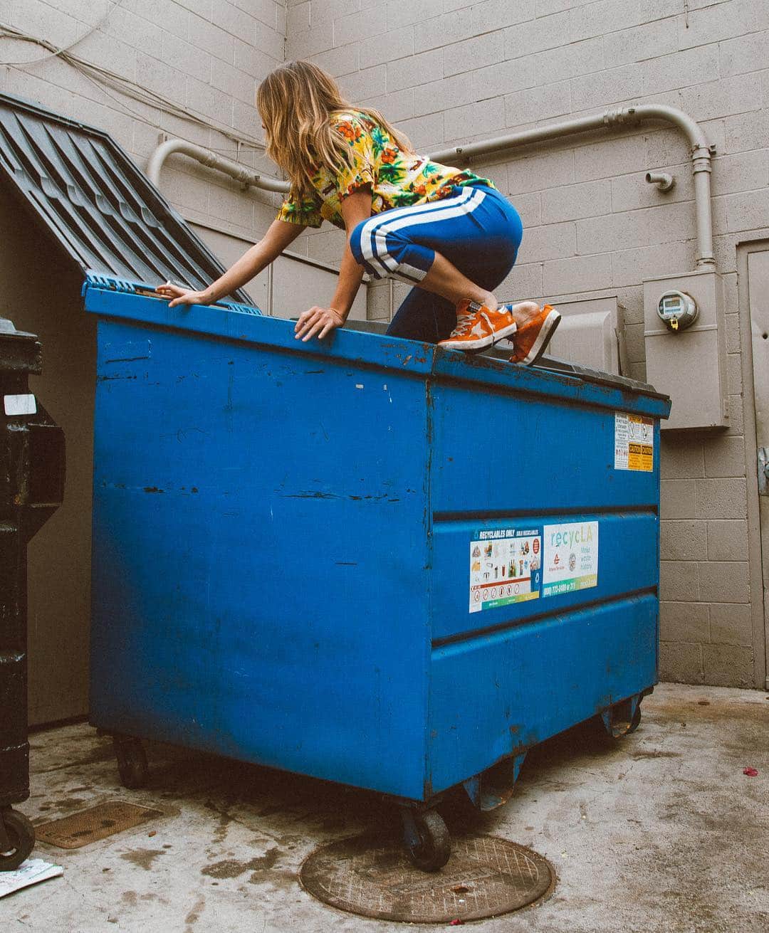 クロエ・ベネットのインスタグラム：「What’s dating in la like?  Me:」