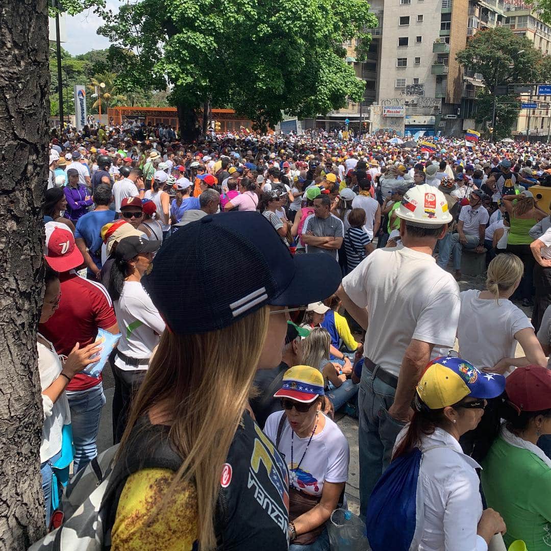 ポーラ・ベビラクアさんのインスタグラム写真 - (ポーラ・ベビラクアInstagram)「Un día más por ti VENEZUELA !!🚨 💛💙❤️」5月2日 3時57分 - paulabevilacqua