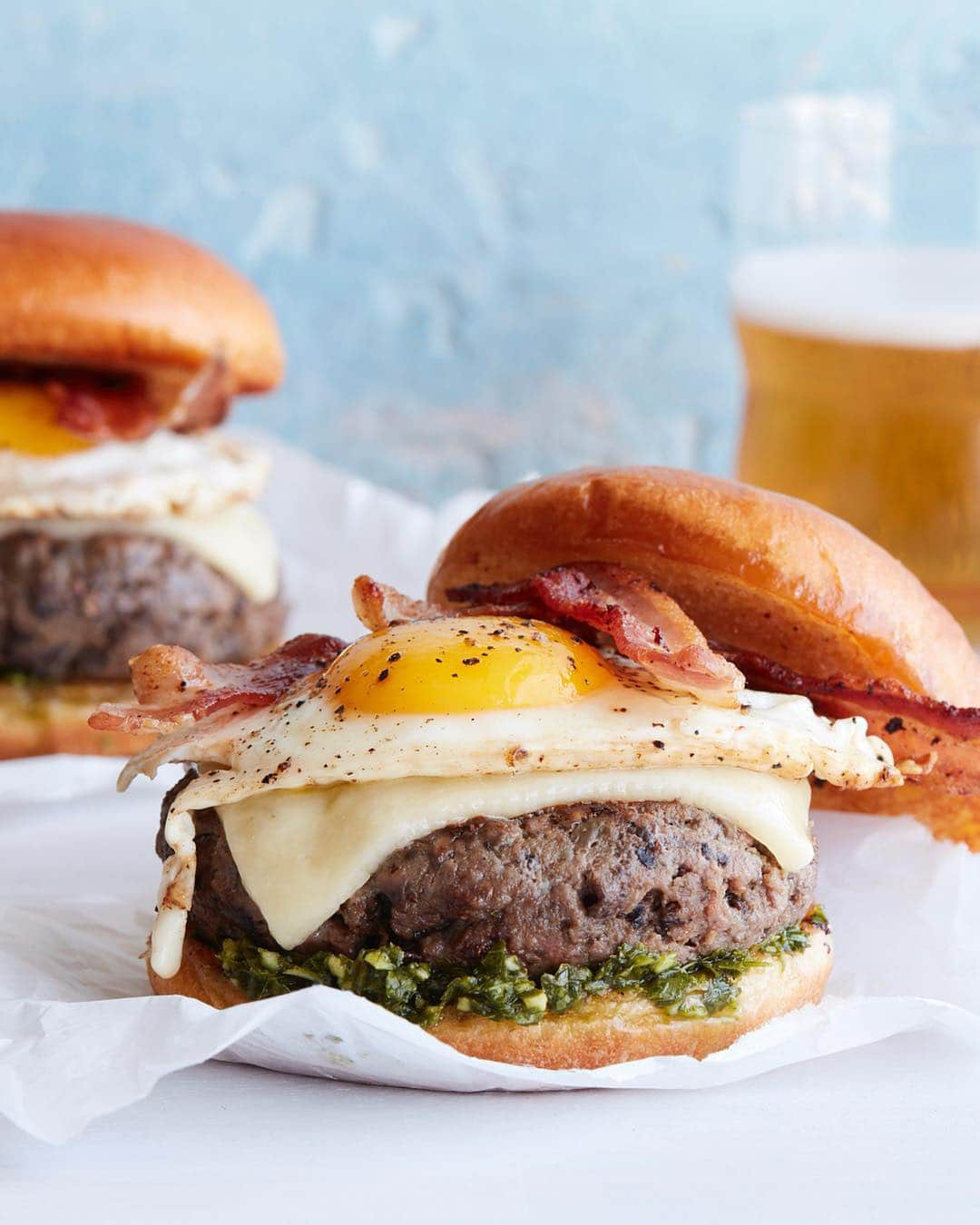 Gaby Dalkinさんのインスタグラム写真 - (Gaby DalkinInstagram)「Anyone want to win $25,000 dollars by making a burger? I thought so! @bonappetitmag & the @mushroomcouncil are hosting a #BlendedBurgerContest and you need to get involved!  All you’ve gotta do is enter the contest by completing the form here, https://bonappetit.com/story/blendedburgercontest, make a blended burger, post a pic on IG, tag #BlendedBurgerContest and you’re entered to win! #ad In case you haven’t heard of a blended burger, it’s basically 75% ground beef and 25% chopped mushrooms + it’s an epic combo for many reasons: 1: mushrooms add tons of moisture aka extra juicy. 2: adding mushrooms to meat makes it more nutritious! 3: it’s better for the planet! So hop to it and if one of you wins, let’s go on a burger road trip! I made one for some inspo so feel free to take my recipe and put your own spin on it!  Recipe:  3/4 lb ground beef 1/4 lb crimini mushrooms, pulsed until finely chopped in a food processor 1 tsp dried chives 1 tsp kosher salt 1/2 tsp garlic powder 1/2 tsp onion powder 1/2 tsp cracked black pepper 1/4 tsp ground cumin 1/4 tsp ground coriander 4 strips Crispy Bacon 2 Sunny Side Up Eggs 2 slices Pepper Jack or Fontina Cheese 2 Brioche buns, toasted  Transfer the ground beef and chopped mushroom to a large bowl. Add in the chives, salt, garlic powder, onion powder, black pepper, cumin and coriander. Using your hands, incorporate everything together.  Form the mixture into two 1/2"-thick patties.  Grill mushroom beef burgers over medium heat until medium, roughly 4-6 minutes per side. Add the cheese for the last minute to melt. Serve each patty in a burger bun topped with the sunny side up egg and equal amounts of bacon.  NO PURCHASE NECESSARY.  To enter and for full rules, go to https://bonappetit.com/story/blendedburgercontest.  Starts 5/1/19 10:00 AM ET and ends 10:00 PM ET 5/31/19.  Open to legal residents of the 50 United States/D.C.  Age 18 or older, except employees of Sponsor, their immediate families and those living in the same household.  Odds of winning depend on the number of entries received. Void outside the 50 United States/D.C. and where prohibited.  A.R.V. of prize $25,000. Sponsors: Condé Nast & Mushroom Council.」5月2日 3時59分 - whatsgabycookin