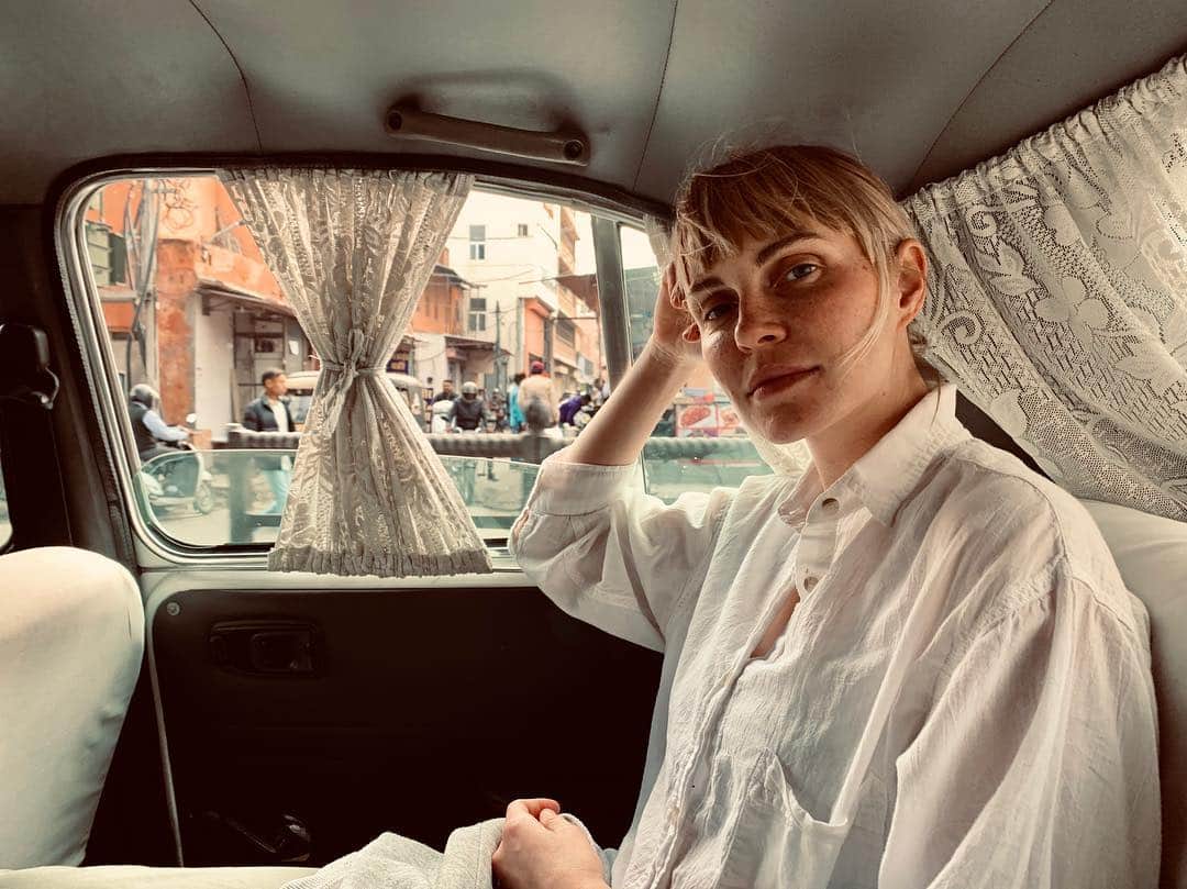フィービー・ダールのインスタグラム：「India, January 2019. My happy place // traveling through India on a creative textile journey earlier this year.  I love the feeling of being so far from home and everything I know. Remember that Life happens when you step outside of your comfort zone. ✨」
