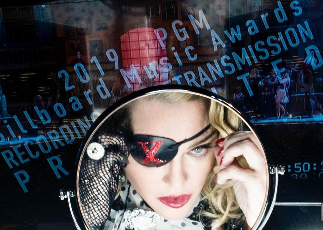 マドンナさんのインスタグラム写真 - (マドンナInstagram)「Madame ❌ has butterflies.......... showtime is right around the corner. @maluma #BBMAs 💃🏻🔥🕺🏽」5月2日 4時02分 - madonna