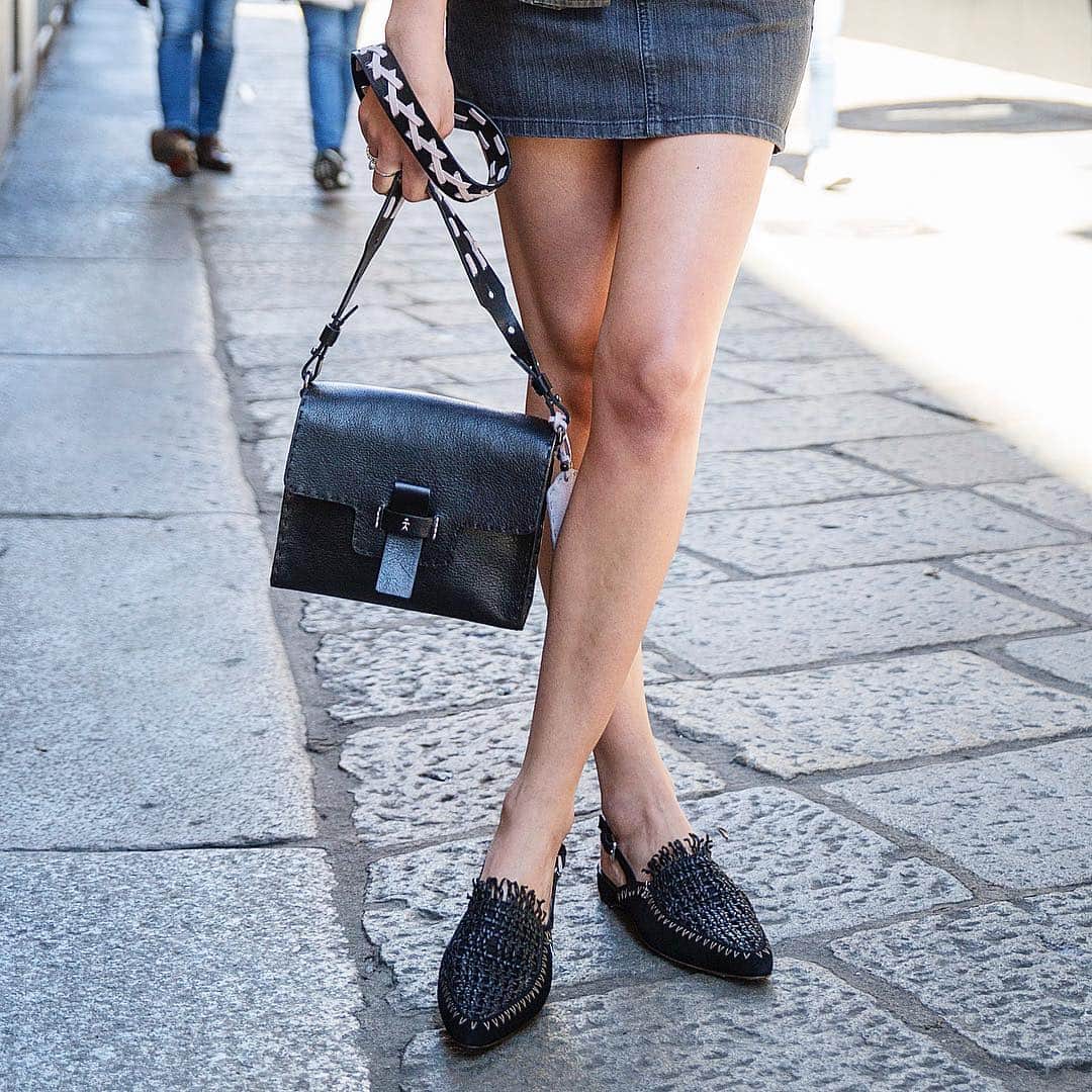 エンリーベグリンのインスタグラム：「The true mystery of the world is the visible, not the invisible For ever Henry Beguelin...❤️. #henrybeguelin#accessories#leather#vegetaltannedleather#bag#shoes#handmade#black#woven#irregularchoiceshoes#」