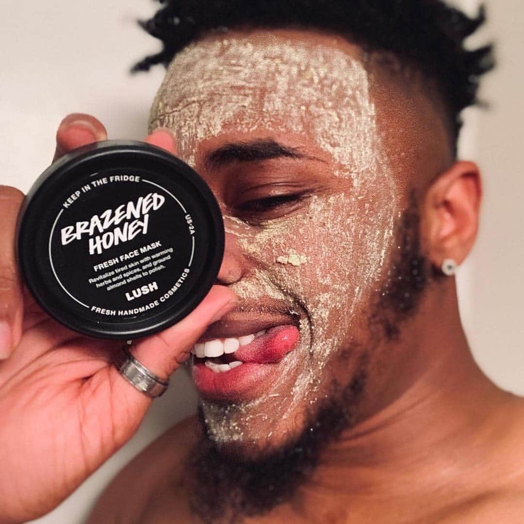 LUSH Cosmeticsさんのインスタグラム写真 - (LUSH CosmeticsInstagram)「Honey, you look un-bee-lievable. Brazened Honey Fresh Face Mask warms skin with herbs and spices like ginger, fennel, cardamom and turmeric for a healthy glow. Real honey adds a touch of moisture for parched faces. 🐝💛/ 📸: @_trashtalks #LushLife」5月2日 4時04分 - lushcosmetics
