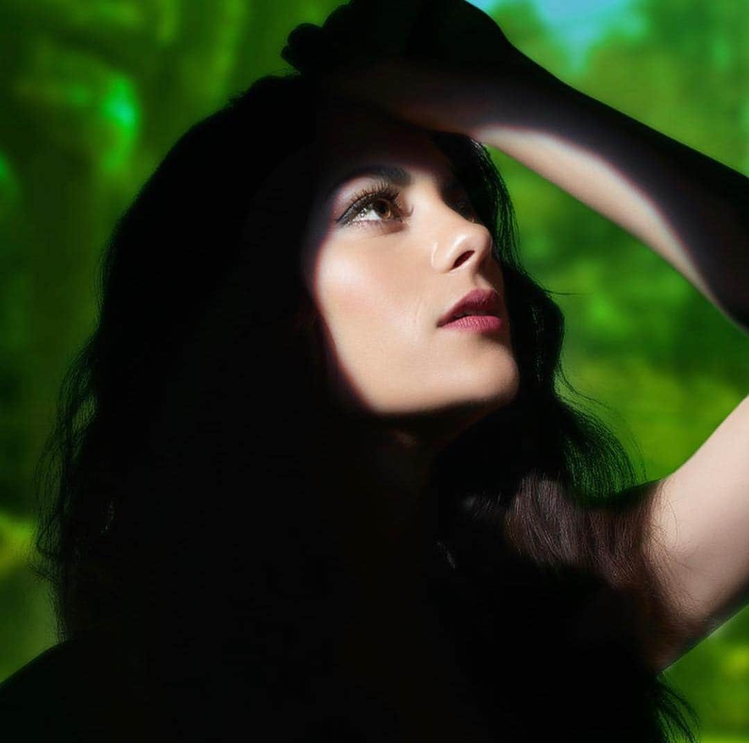 インバー・ラヴィのインスタグラム：「Welcome to the jungle @lucifernetflix🌿 ——————————————————————— @kaylieklonehair  @rachgal1213  @warnerbrosentertainment  @netflix」