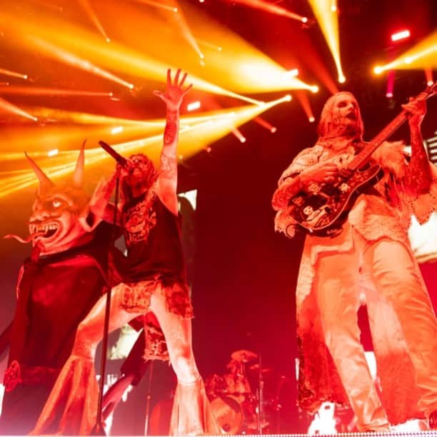 ロブ・ゾンビのインスタグラム：「May 3rd it begins again as the Zombie show hits the road. First stop Miami. #robzombie #johnfive #miami #piggyd  #gingerfish」