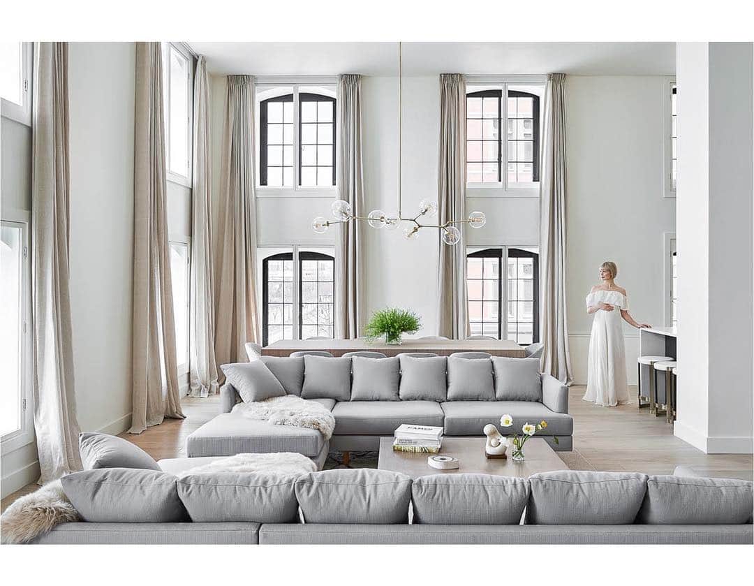 エリン フェザーストンのインスタグラム：「Since I am first and foremost a fashion designer, textiles are always my favorite part on any interiors project. I just love fabric! So when it came time to plan the window treatments for my NYC loft reno, I couldn’t wait to work with @theshadestore on floor to ceiling drapes for my double height spaces. In this room, I ended up selecting their tailored pleat drapes in Oatmeal linen sheers. I think they totally make the room! Tap the link in bio to read all about my design process with @theshadestore #loveyourwindows #thefetherednest 📷@seth_caplan」