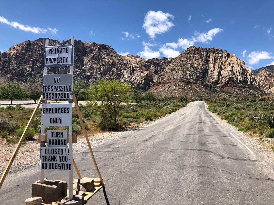 ケアリー・ハートさんのインスタグラム写真 - (ケアリー・ハートInstagram)「Had to stop and pay respects to #BonnieSprings in Vegas. Such a damn shame the county didn’t do anything to preserve this historic landmark. Hope the development that goes in here is infested with rattle snakes.」5月2日 4時26分 - hartluck