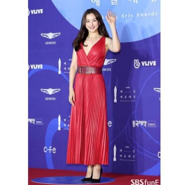 イ・ハニさんのインスタグラム写真 - (イ・ハニInstagram)「부족한 사람,배우 이하늬를 아껴주시는 분들과  극한직업과 열혈사제를 사랑해주신 모든 분들께 감사의 인사를 올립니다. 더 좋은 작픔과 좋은 에너지로 보답하겠습니다.  감사하고 사랑합니다. ♥️ . (오늘 언니본다고 와준 스텝들, 팬들 고마워요. 참말로. 🙆🏻‍♀️)」5月2日 4時20分 - honey_lee32