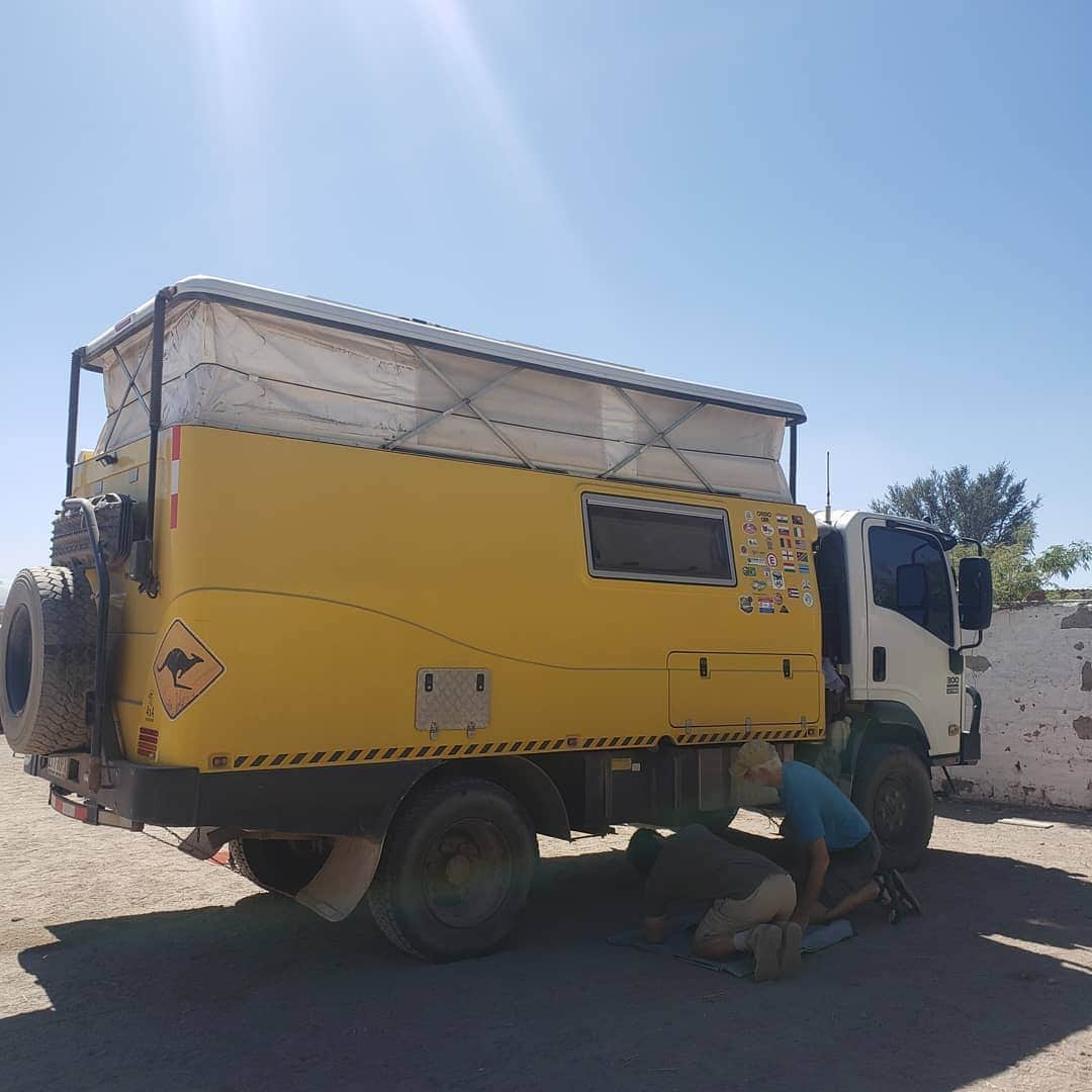 SuelleOliveiraさんのインスタグラム写真 - (SuelleOliveiraInstagram)「Montando acampamento, cozinhando e fazendo amizades novas! No último camping conheci um casal de australianos incríveis. Eles viajam o mundo a 8 anos com um caminhão amarelo chamado Bee (abelha), muito fofos! O melhor dessa viagem é poder conhecer pessoas com essa energia, com longas conversas e histórias incríveis. Você adquire tanto conhecimento em tão pouco tempo. Depois dessa viagem, estou achando que será um caminho sem volta. Quero conhecer o mundo assim!!!!! . . @unialimentos @hummelbrasil @511tactical @511southamerica  #americadosul #paraguai #uruguai #argentina #chile  #atacama  #aventura #expedicao #expedicaoatacama2019 #viajar #defender #mylandlover #defender110 #mundo #trip #desertodoatacama #511 #fiveeleven #expedicaoatacama #alwaysberead #expediçãoatacama2019」5月2日 4時21分 - suelleoliveira